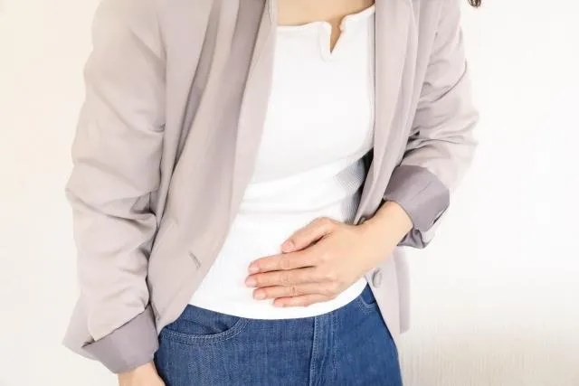 一名22歲年輕女性罹患潰瘍性結腸炎，兩年來飽受劇烈腹痛、頻繁腹瀉與血便困擾。（示意圖／Pixabay）
