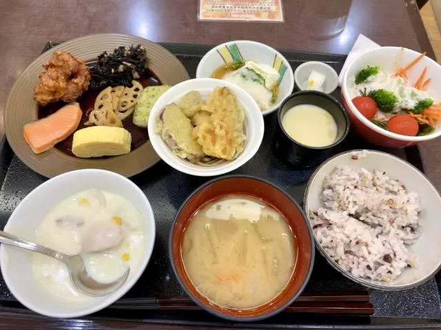 醫師表示,許多人認為只要不吃甜食,血糖就不會升高,這種想法非常錯誤。(圖/Photo AC)