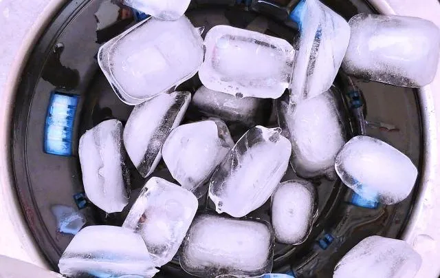 吃冰時血管暫時收縮，使腦部血流增加，讓氧氣輸送量變多，因此缺鐵的人會覺得吃冰能提神醒腦。（圖／Photo AC）