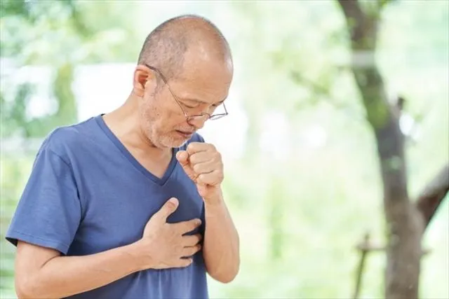 老年人、長期臥床患者及慢性肺病患者尤其需要注意痰液堆積問題。（圖／Photo AC）