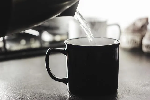 第三步是起床後先喝一杯熱開水暖身。(示意圖/Pixabay)