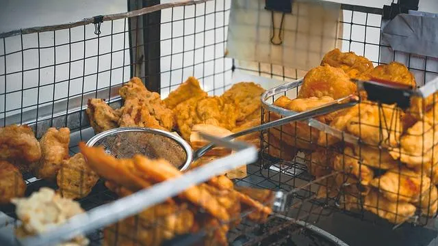外食油品隱藏重大健康風險，大豆油、葵花油、玉米油等餐廳與小吃攤常用的精煉植物油（種子油），含有90%以上的亞油酸。（示意圖／Pixabay）