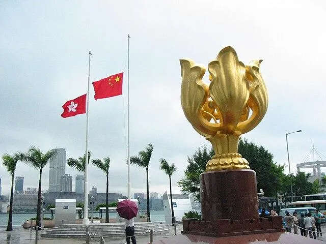 香港特別行政區政府為了表達對罹難者的深切哀悼,宣布從11月29日至12月1日進行為期三天的降半旗紀念。(資料圖/翻攝自wikiwand)