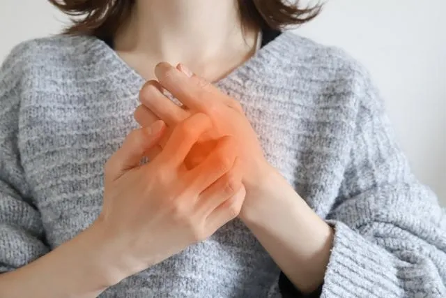 一名婦女因手指關節持續發出異響而驚慌求診，原以為是關節脫臼，經診斷後確認為扳機指。（圖／Photo AC）