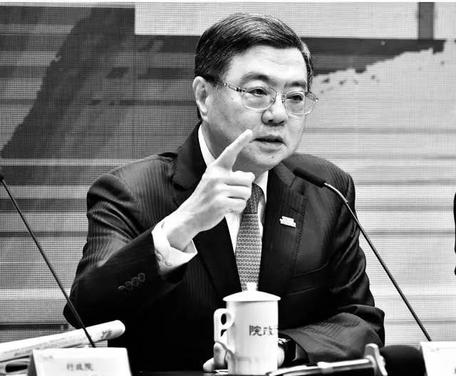 行政院長卓榮泰PO出黑白照。(圖/卓榮泰臉書)