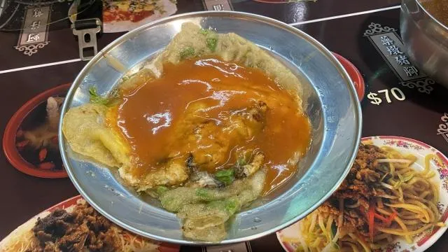 若直接食用一整盤帶勾芡的蚵仔煎，雖然能補充到鋅，但膽固醇、鈉、油脂也會同時攝取過量。（圖／Photo AC）