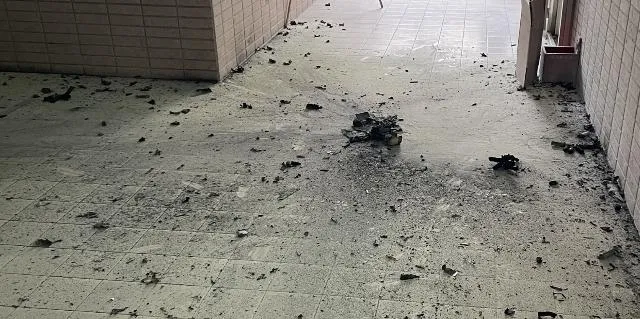 消防局人車到場，鋰電池置於走廊空間。（圖／翻攝畫面）