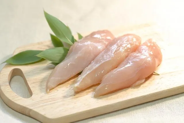雞胸肉本身是優質蛋白質來源，正常食用並不會直接造成骨質疏鬆，蛋白質也是維持肌肉與骨骼健康所需的營養。（示意圖／AI生成圖）