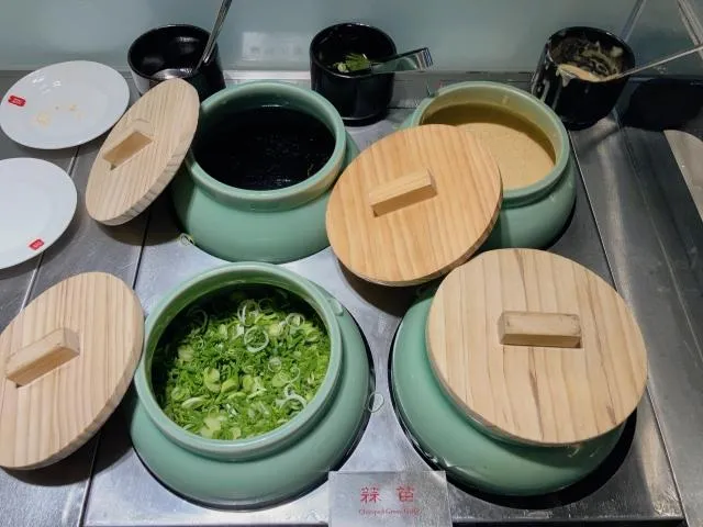 呂美寶指出，她最常用的沾醬底是蔥花、蒜泥和生辣椒這一組合。（圖／Photo AC）