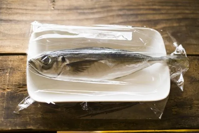 農曆春節圍爐團聚，餐桌上少不了象徵「年年有餘」的魚料理，不過，家中長輩牙口較差、吞嚥功能退化，容易發生「魚刺卡喉嚨」的意外。（示意圖／Pexels）