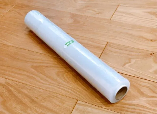 聚氯乙烯(PVC)保鮮膜耐熱溫度為攝氏60至130度，含氯與大量塑化劑，遇熱極易溶出，風險最高。（圖／Photo AC）