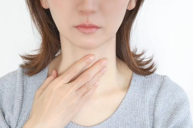 「會厭」是聲帶上方的一片軟骨，負責在吞嚥時蓋住氣管防止食物誤入。（圖／Photo AC）