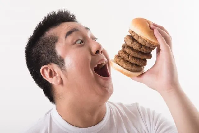 許多人在診間表示「一有壓力就想吃，吃完又覺得自己怎麼會這樣，心情反而更差」。（圖／Photo AC）