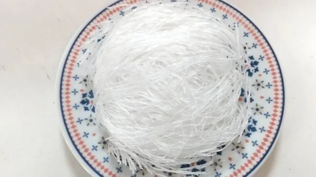 乾燥的冬粉就像一塊乾掉的海綿,直接投入紅油火鍋或滷味湯汁時,會因毛細現象瞬間將湯中的油脂和鈉吸得乾乾淨淨。(圖/Photo AC)