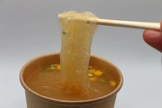純綠豆澱粉製成的冬粉煮熟後呈現灰黃色且口感Q彈,GI值較低,是真正的減脂聖品。(圖/Photo AC)