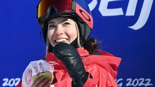 谷愛凌之前被拍到場邊吃韭菜盒子。（圖／翻攝自微博）
