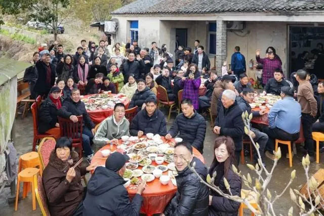 張和仙家的團圓飯。(圖/翻攝《寧波晚報》)
