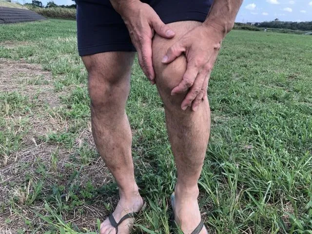 膝關節退化是軟骨磨損、骨質重塑及發炎反應造成,並非垃圾堆積可清洗,也不像血管脂肪那樣可以減少。(圖/Photo AC)