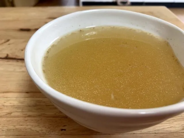 若選用雞胸骨燉湯，一碗500c.c的湯品熱量僅45大卡、脂肪1.5公克。（圖／Photo AC）