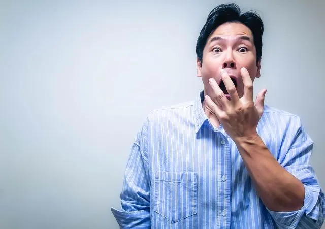 口腔散發類似發霉或生肉的腥味,且刷牙也無法改善,若伴隨眼白變黃、嗜睡等症狀,可能是急性肝衰竭徵兆。(圖/Photo AC)