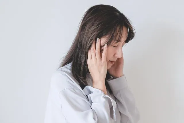 聽力下降或長時間處於吵雜環境，大腦會放大聲音訊號。（圖／Photo AC）