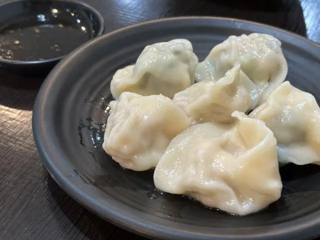 招牌水餃與玉米水餃單顆熱量同為約55大卡，屬於相對低熱量的選擇。（圖／Photo AC）