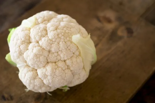 白花椰菜則因碳水化合物含量較低、風味溫和,適合製成「花椰菜米」替代白飯。(圖/Photo AC)