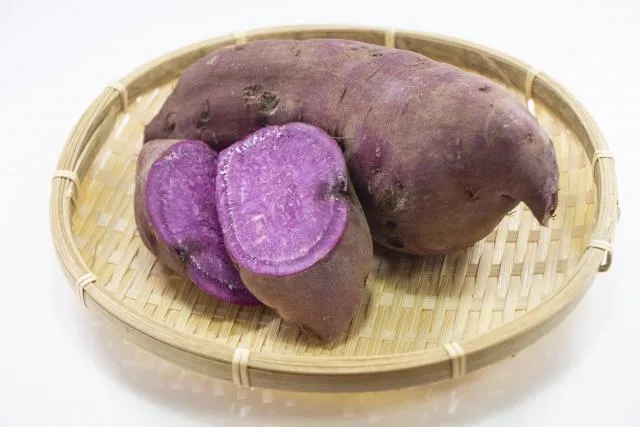 紫心的「台農73號」色澤來自花青素,纖維含量高,具有保護肝臟、減少體內發炎的效果。(圖/Photo AC)