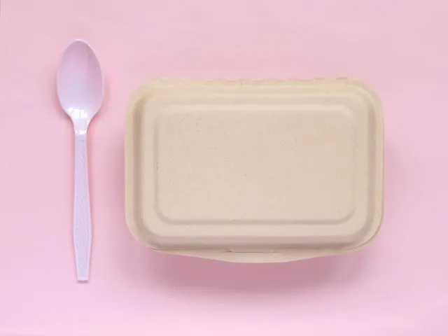 熱食長時間置於一次性包材中,溫度高、油脂高、接觸時間長三者並存,化學物質從包材遷移至食物的機率相對提高。(圖/Photo AC)