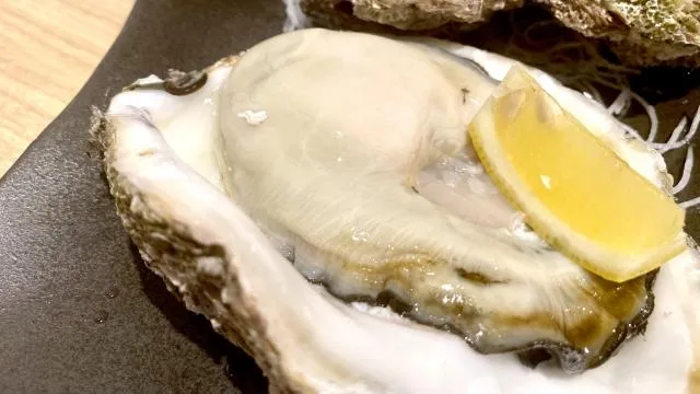 吃牡蠣時擠上幾滴檸檬汁是流傳已久的飲食習慣，因為維生素C有助提升鋅的吸收效率。（圖／Photo AC）