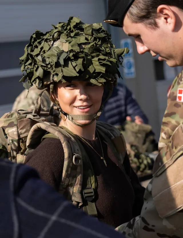 圖為伊莎貝拉公主去年到近衛驃騎兵團探訪哥哥克里斯蒂安。（圖／翻攝Instagram@detdanskekongehus）