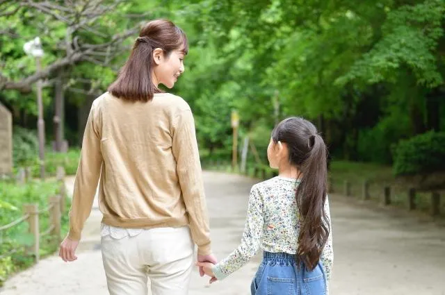 長期扮演家庭照顧者角色的女性，成年後往往承受難以忽視的身心壓力。（圖／Photo AC）