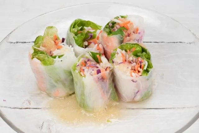春捲之所以成為「高風險食物」，在於它集合了細菌繁殖最喜歡的多項條件。（圖／Photo AC）