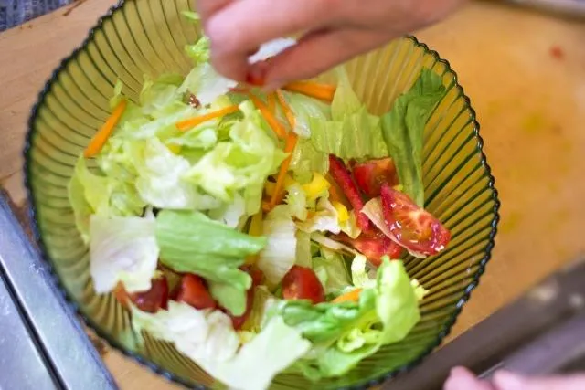 生菜沙拉普遍被視為健康飲食的代表選擇，但營養師呂美寶提醒，並非每個人都適合多吃或生吃。（圖／Photo AC）