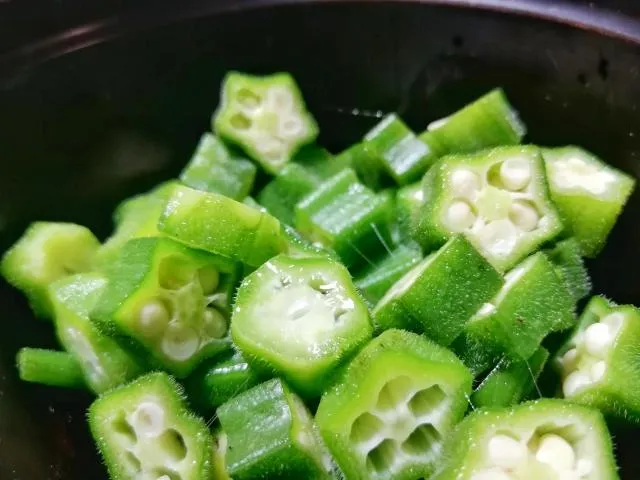 秋葵味道清淡，搭配醬油、芝麻、蒜香或與蛋同煮，均能帶出淡淡甘味。（示意圖／Photo AC）