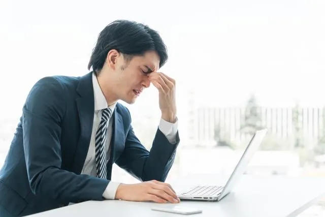 一名40多歲林姓男性,近半年反覆出現眼皮下垂、視力模糊與說話無力,誤以為工作疲勞而延誤就醫。(示意圖/Photo AC)
