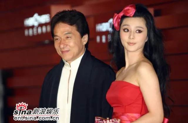 范冰冰(右)與成龍(左)2006年出席華誼兄弟12週年慶典。(圖/翻攝《新浪網》)