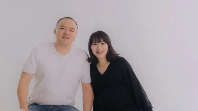 明金成（左）逝世4年。（圖／翻攝明金成導演+明太太的家 臉書）