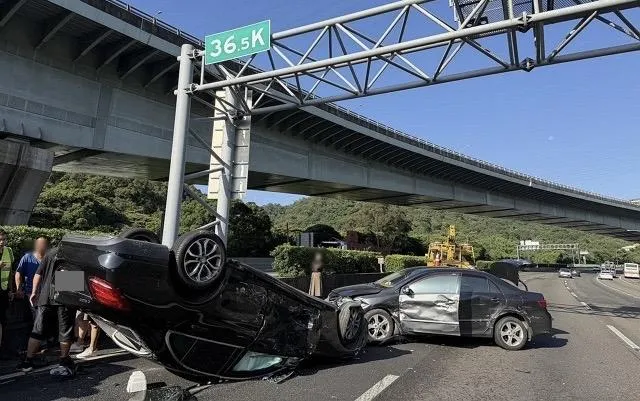 自小客遭波及翻覆。(圖/翻攝畫面)