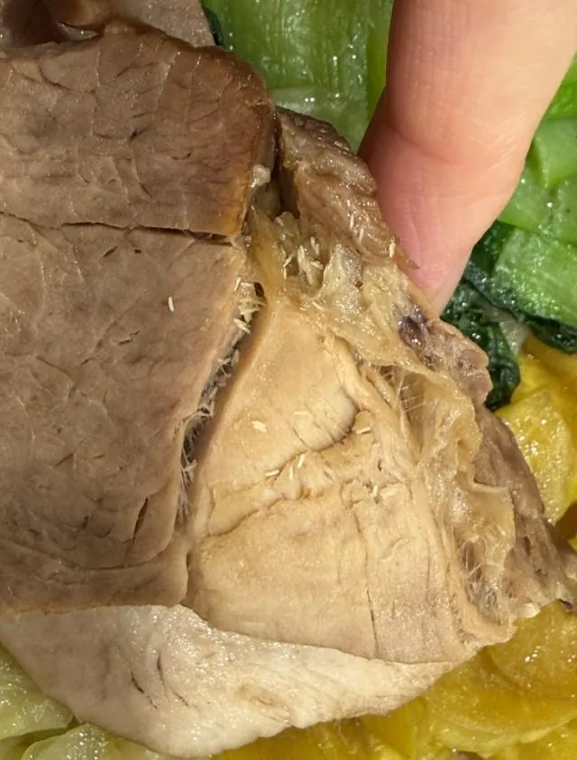 肉片表面佈滿密密麻麻的白色點狀物。(圖/@mo.re627授權提供)