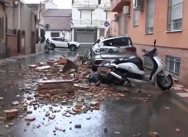格拉納達地震後，街道上出現碎瓦礫堆砸毀車輛。（圖／翻攝自社群平台X）