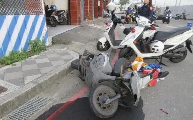 男子騎機車遭二度撞擊送醫不治。（圖／翻攝畫面）