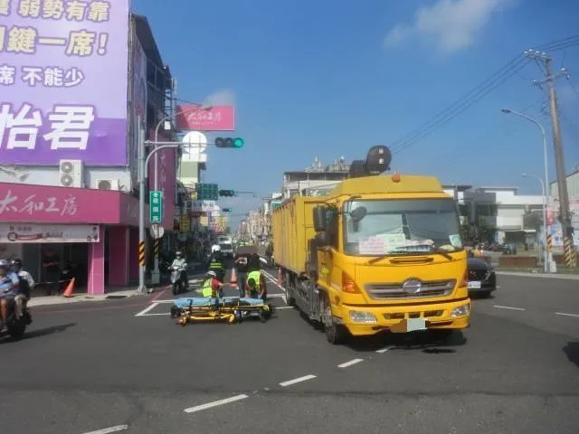 屏東65歲陳姓婦人當時騎乘重機車，沿屏東市建國路西往東方向直行，與同向由34歲周姓男子駕駛的資源回收車發生碰撞。（圖／翻攝畫面）