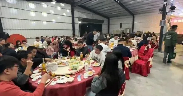 有公司正在進行尾牙，民眾被問到當下地震反應，則回應：「有覺得地震，但沒有人跑」。（圖／中天新聞）