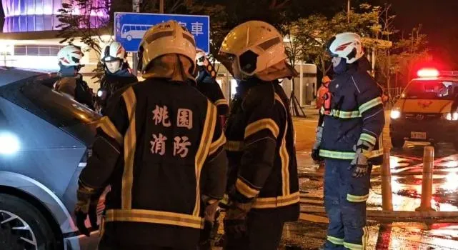 楊梅休息站發生嚴重車禍。(圖/翻攝畫面)