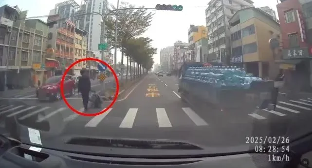 身障男行動不便，所幸林智鴻助理及時停車協助，才讓男子順利通過馬路。（圖／翻攝自林智鴻Threads）
