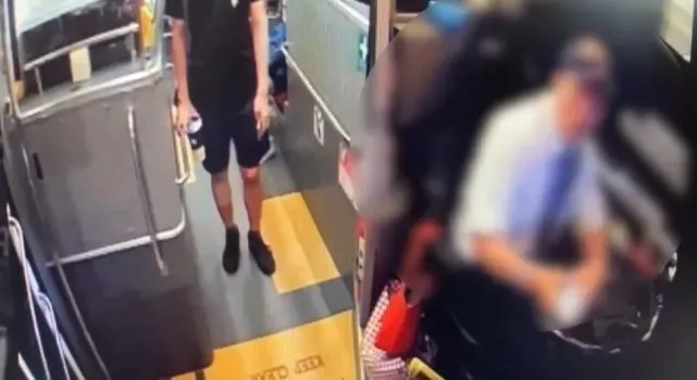 台南市藍幹線公車司機遭投訴，違停路邊並咆哮責罵南一中學生10分鐘。（圖／翻攝畫面）