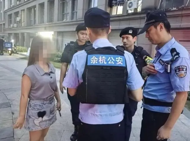 陸女誤以為接詐騙電話向警報案,卻被發現確為「在逃人員」,隨即被逮捕。(圖/翻攝《環球網》)