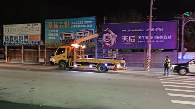 台中林男聖誕夜在大甲區駕車自撞加水站送醫不治。（圖／翻攝畫面）