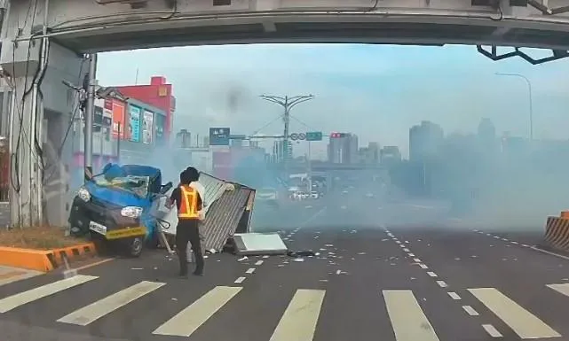 目擊民眾上前查看駕駛傷勢。（圖／翻攝畫面）